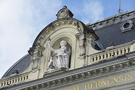 Hauptgebäude/Frontansicht Dach mit weisser Statue/seitliche Aufnahme
