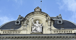 Hauptgebäude/Frontansicht Dach mit weisser Statue