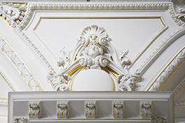 Hauptgebäude/Aula/Stuckatur weiss goldener Kopf