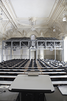 Hauptgebäude/Aula/Blick auf Tribüne