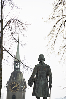 Hauptgebäude/Denkmal Albrecht von Haller/Rückenansicht