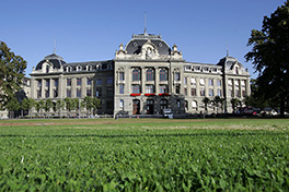Hauptgebäude/Frontansicht ganzes Gebäude/Sommer