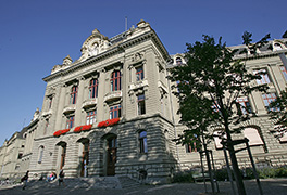 Hauptgebäude/Haupteingang/Seitenansicht/Sommer