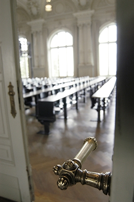 Hauptgebäude/Aula/Einganstüre offen mit Blick auf Hörraum
