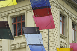 Hauptgebäude/Segelkunst über Jurabibliothek