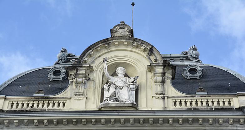 Hauptgebäude/Frontansicht Dach mit weisser Statue