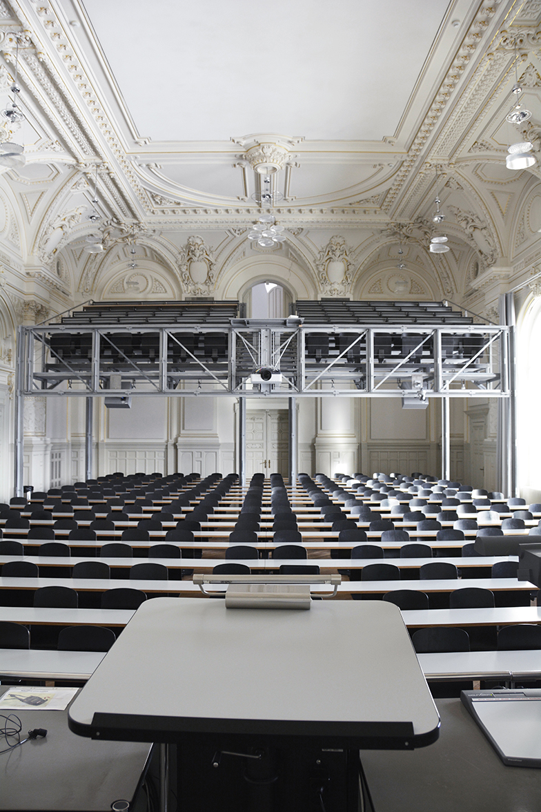 Hauptgebäude/Aula/Blick auf Tribüne