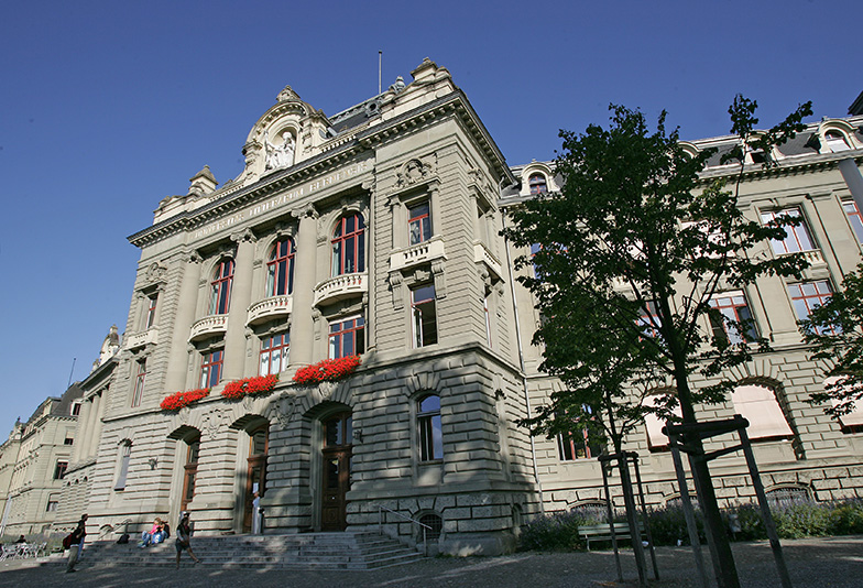 Hauptgebäude/Haupteingang/Seitenansicht/Sommer