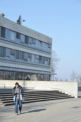 ExWi/Gebäude/Vorplatz/Student