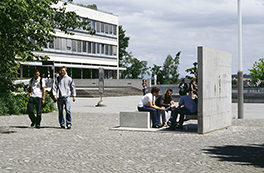 ExWi/Vorplatz/Seitenansicht im Sommer mit Menschen