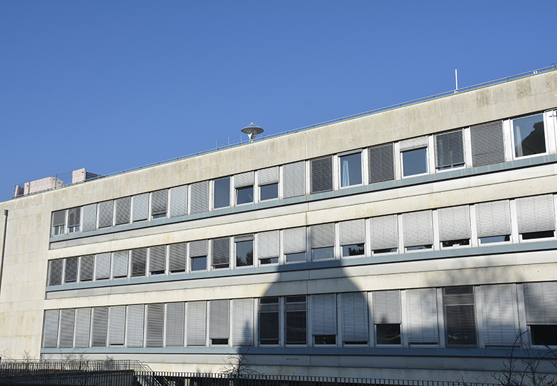 ExWi/Gebäude/Fensterfront/Schatten von Bundeshaus