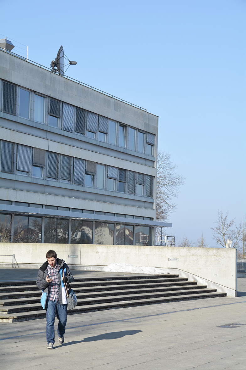 ExWi/Gebäude/Vorplatz/Student