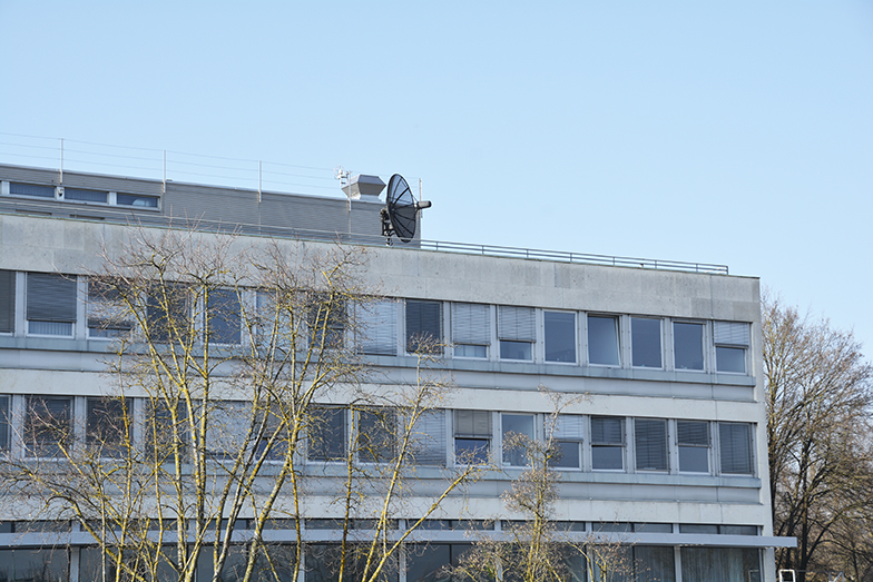 ExWi/Gebäude/Aussenansicht/Fensterfront/Dach mit Satellit