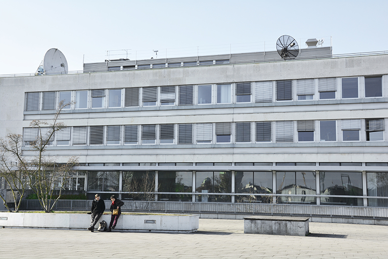 ExWi/Gebäude/Aussenansicht/Fensterfront/Vorplatz/Studenten