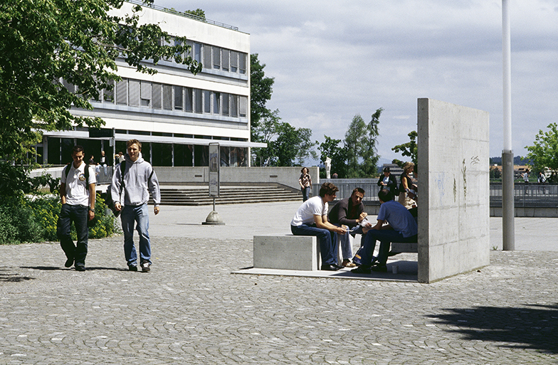 ExWi/Vorplatz/Seitenansicht im Sommer mit Menschen