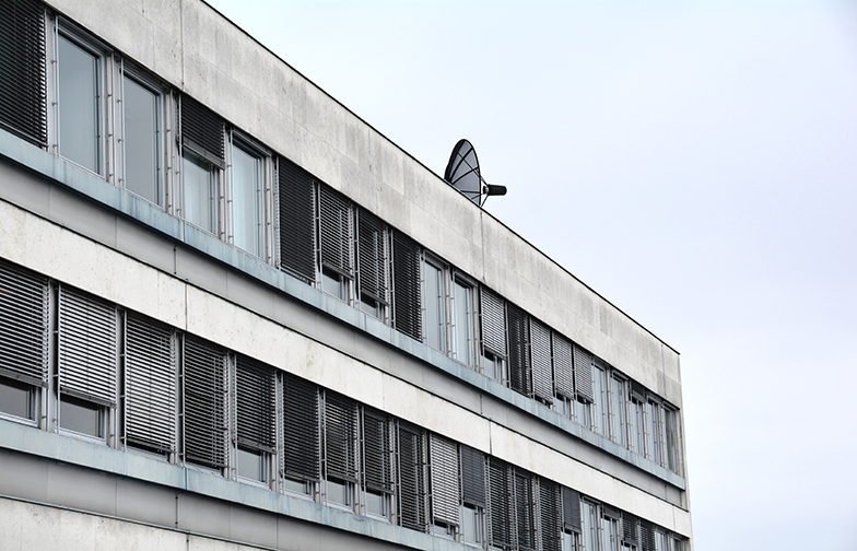 ExWi/Gebäude/Aussenansicht/Fensterfront/Dach mit Satellit