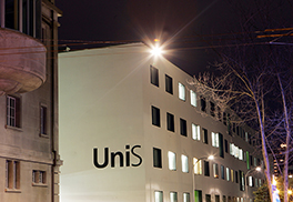 Uni S/Schriftzug an Ecke mit Fenster/Nacht