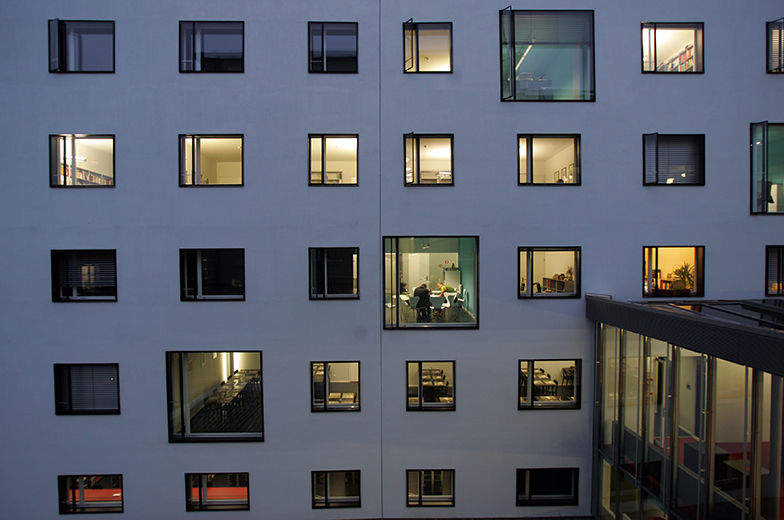 Uni S/ Fensterfront mit Licht/Abend