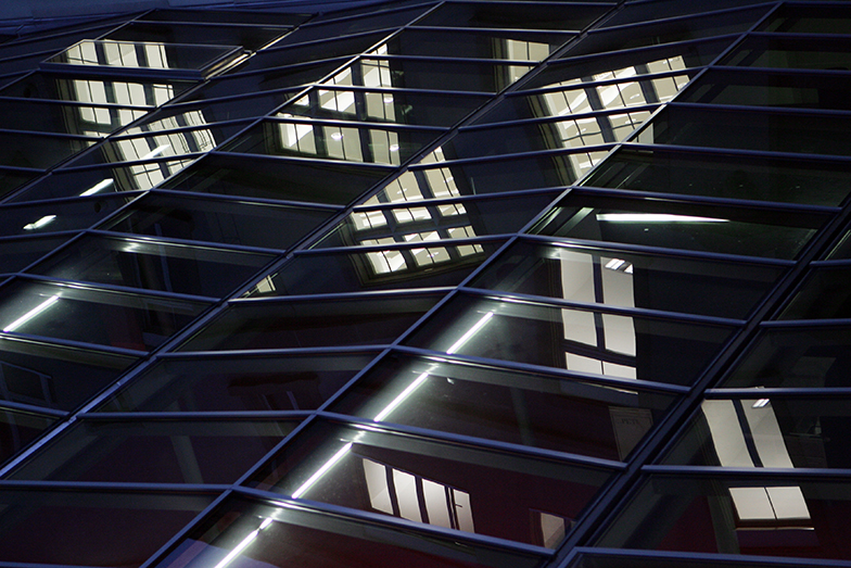 Uni S/Glasdach/Spiegelung/Nacht