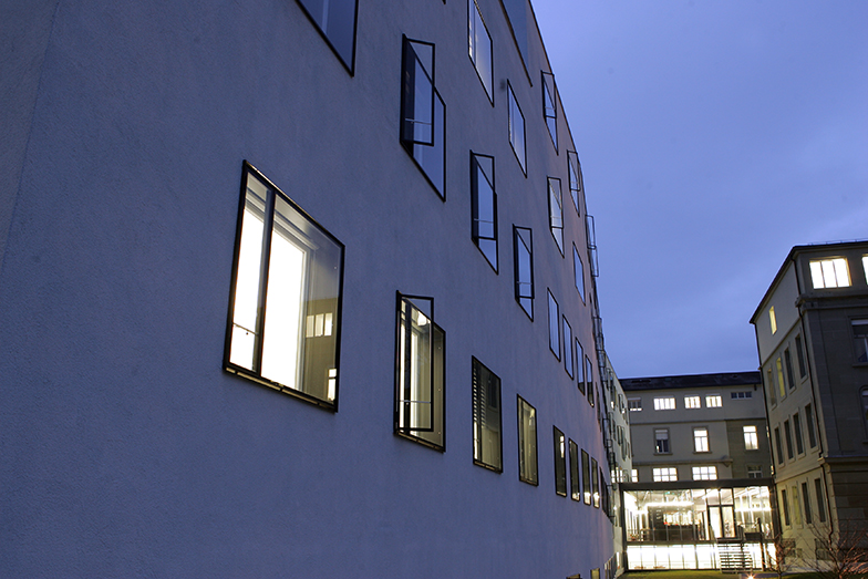 Uni S/Fensterfront mit Licht/Abend/Seitenaufnahme
