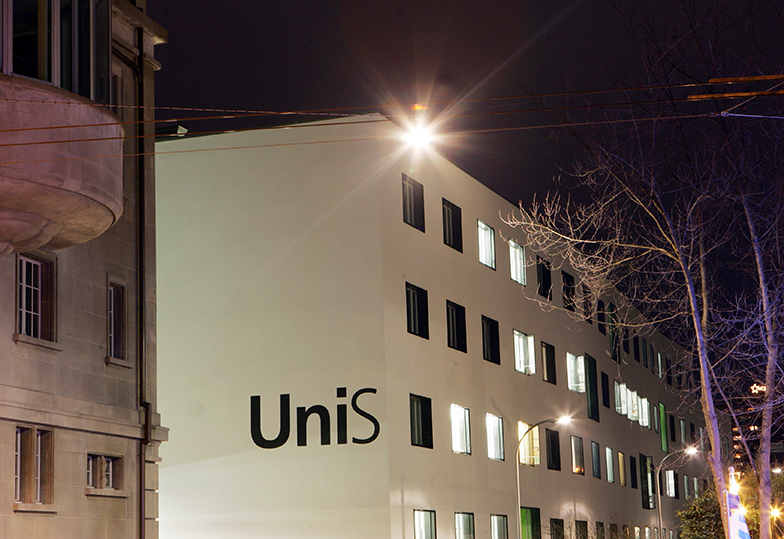 Uni S/Schriftzug an Ecke mit Fenster/Nacht