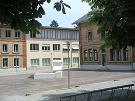 Engehaldeareal/Innenhof mit weisser Kunst