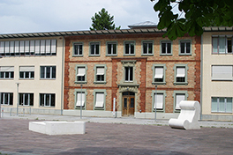 Engehaldeareal/Betriebswirtschaftslehre /Gebäude mit weisser Kunst davor