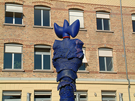 Uni Tobler/Innenhof/blaue Kunst vor Ziegelsteinwand
