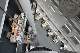 Uni Tobler/Bibliothek/Sicht von oben nacht unten auf Tische