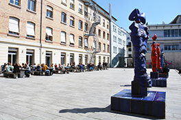 Uni Tobler/Innenhof Mensa/Studenten an Tischen/Kunst/Sommer