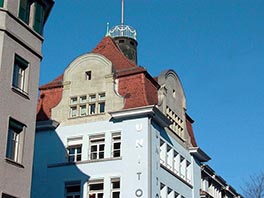 Uni Tobler/Aussenansicht Ecke mit Dach