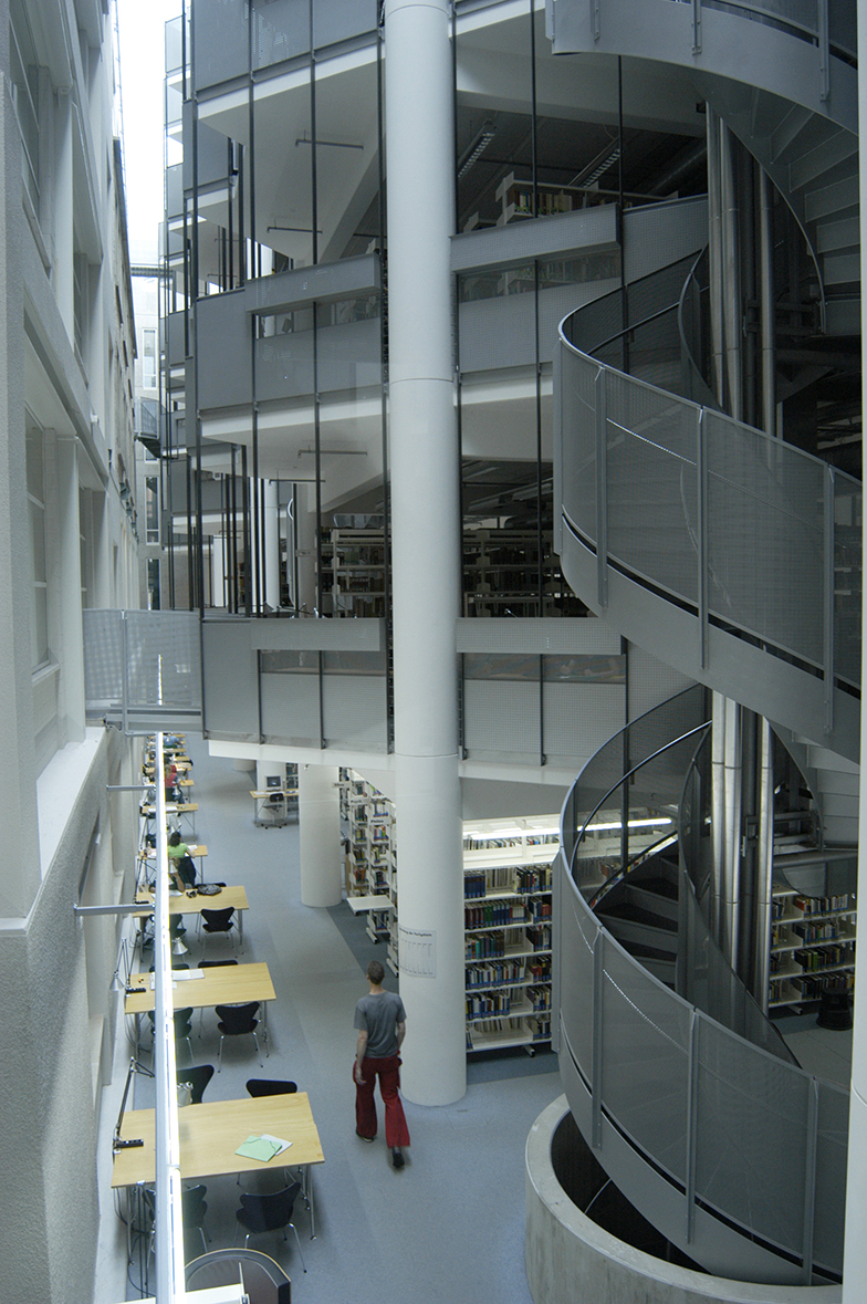 Uni Tobler/Bibliothek/Innenansicht/Treppe/Tische