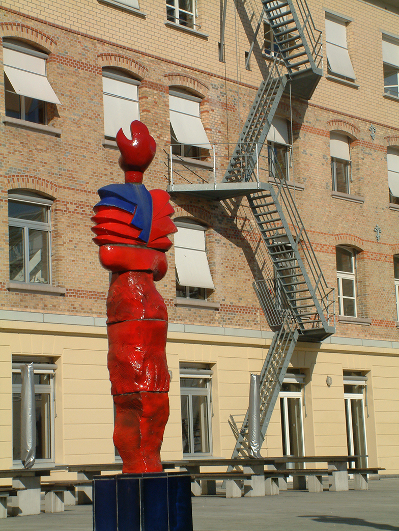 Uni Tobler/Innenhof/rote Kunst vor Ziegelsteinwand