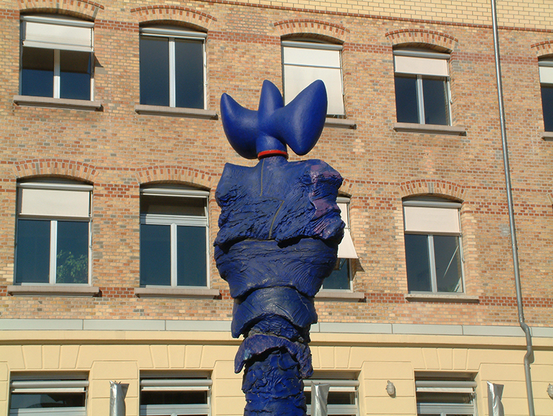 Uni Tobler/Innenhof/blaue Kunst vor Ziegelsteinwand