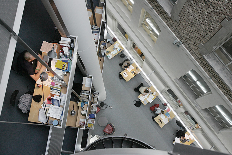 Uni Tobler/Bibliothek/Sicht von oben nacht unten auf Tische