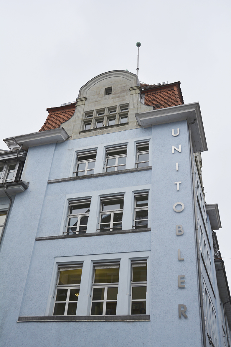 Uni Tobler/Aussenansicht mit Schriftzug