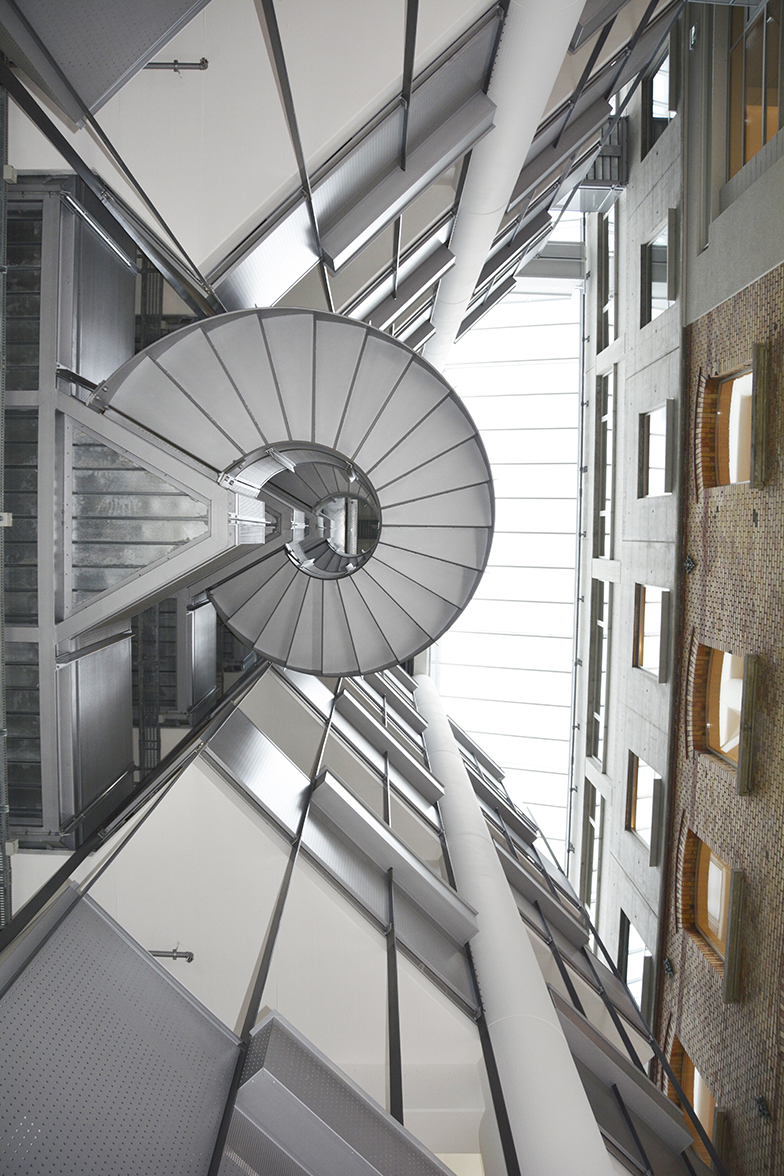 Uni Tobler/Bibliothek/Wendeltreppe von unten/Glasdach
