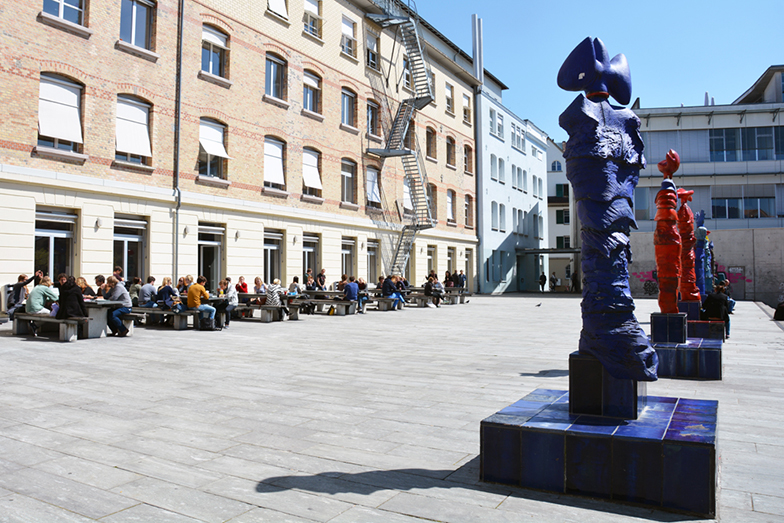 Uni Tobler/Innenhof Mensa/Studenten an Tischen/Kunst/Sommer