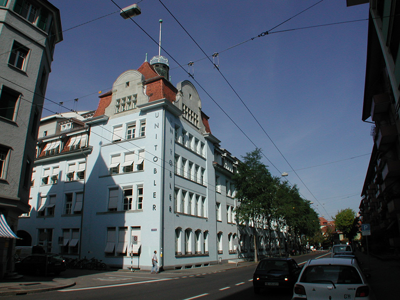 Uni Tobler/Aussenansicht mit Strasse