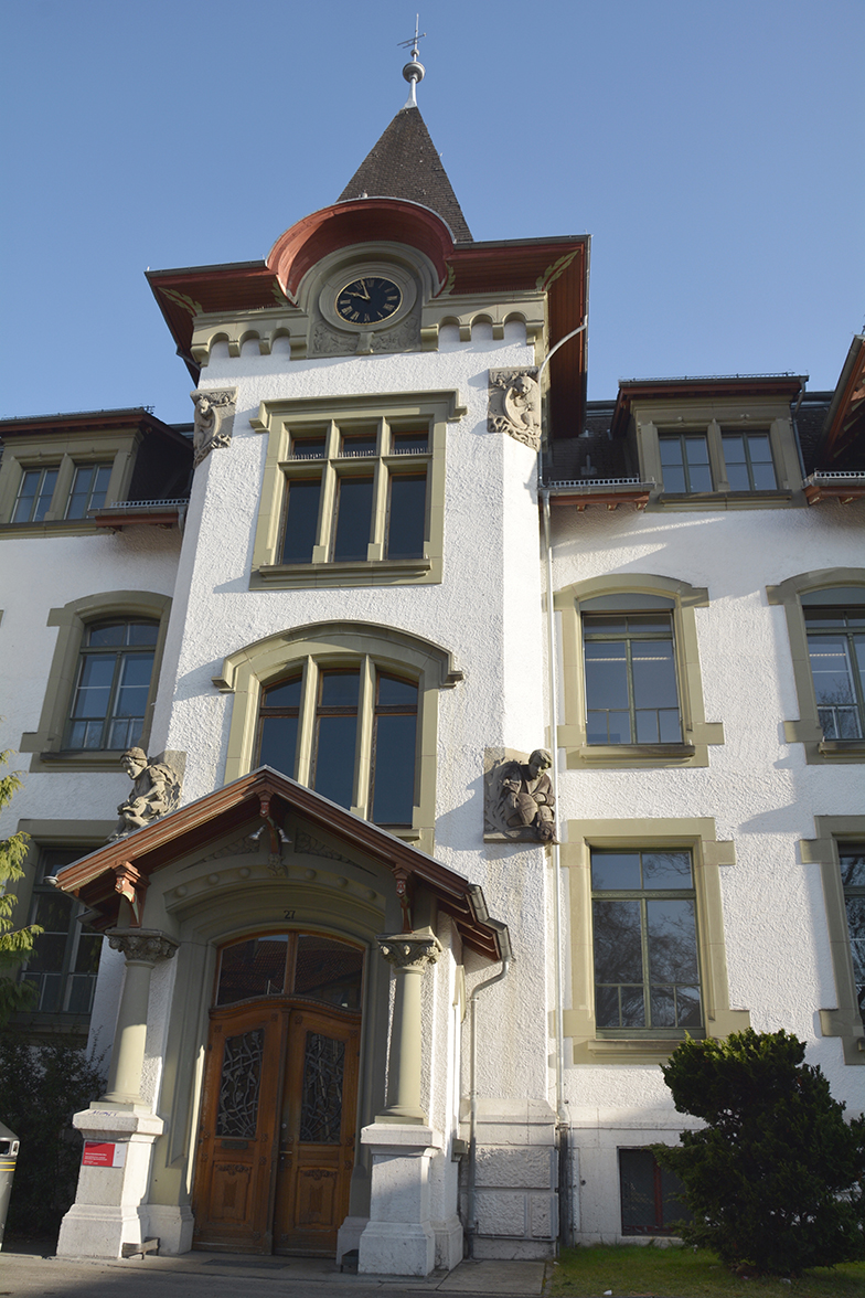 Muesmatt/Gebäude/Aussenansicht/Haupteingang/Turm