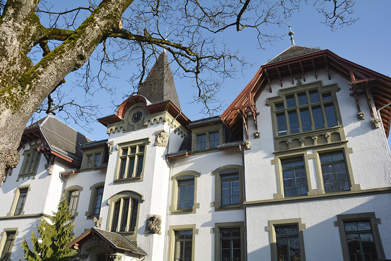 Muesmatt/Gebäude/Aussenansicht/Haupteingang/Turm