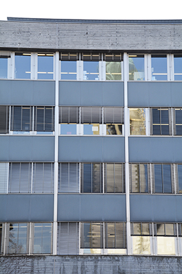 Bühlplatzareal/Chemie Gebäude/Aussenansicht/Kirche spiegelt sich in Fensterfront