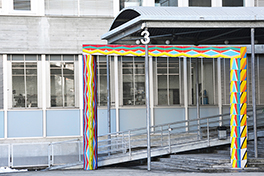 Bühlplatzareal/Chemie Gebäude/Aussenansicht/Haupteingang mit farbigem Tor