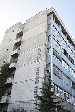 Bühlplatzareal/Chemie Gebäude/Aussenansicht/Chemie Schriftzug an Gebäudewand/von unten nach oben