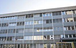 Bühlplatzareal/Chemie Gebäude/Aussenansicht/Kirche spiegelt sich in Fensterfront