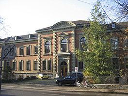 Bühlplatzareal/Physiologisches Institut/Aussensicht/Haupteingang/Parkplatz