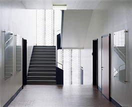 Bühlplatzareal/Gebäude Innenansicht/Korridor mit Treppe und Türen