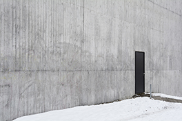 Bühlplatzareal/Zoologisches Institut/Aussenansicht/schwarze Seiteneingangstüre/Winter