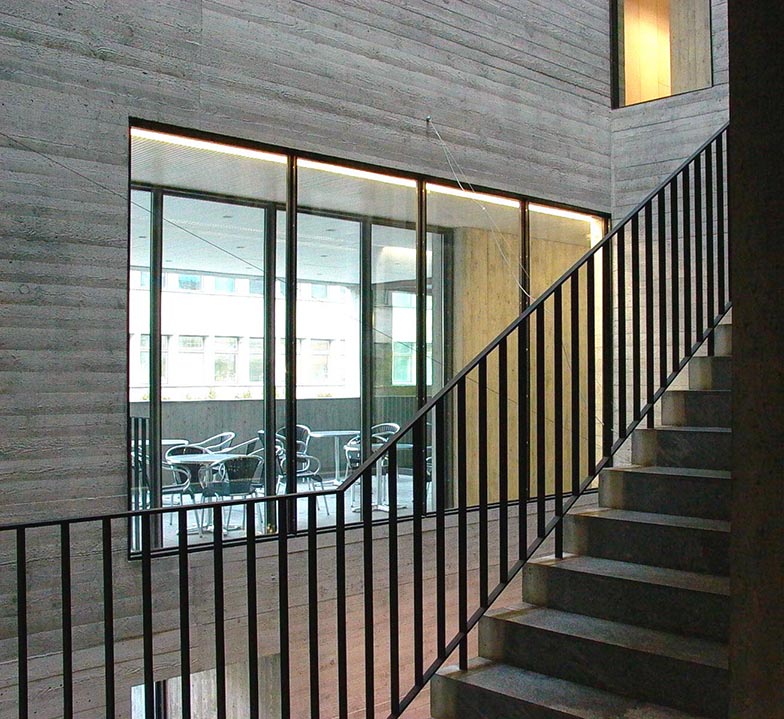 Bühlplatzareal/Zoologisches Institut/Treppenhaus/Fenster mit Stühlen