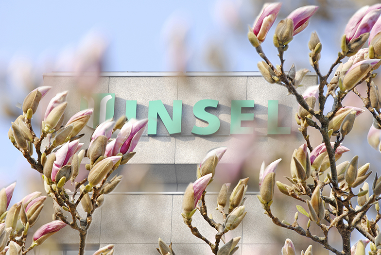 Inselareal/Gebäude/Aussenansicht/Insel Schriftzug/Magnolien